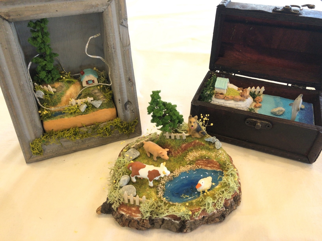 ベースは3種類、左:木製枠ベース、真ん中:切り株ベース、右:宝箱ベース