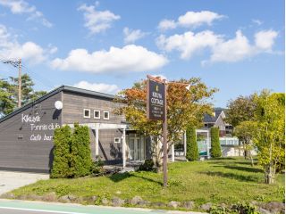 車道から見たBBQ場所になります。写真の右側に18台ほど停まれる駐車場があります。