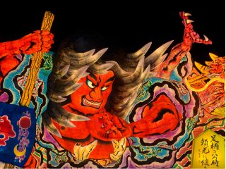 色鮮やかで本物そっくりなねぶた祭りの提灯は、歴史的な物語に基づいており、青森の伝統芸術の美しさを表現しています。