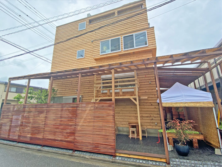 鵠沼海岸駅から徒歩 10 分弱、鵠沼河口の海から歩いて 5 分の木造新築の2F日当たりも良く、誰でも気軽に立ち寄れる明るい雰囲気のサーフショップです。