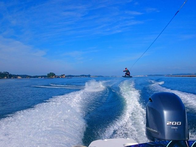 10人乗りのトーイング艇での引波はいい波でますよ!