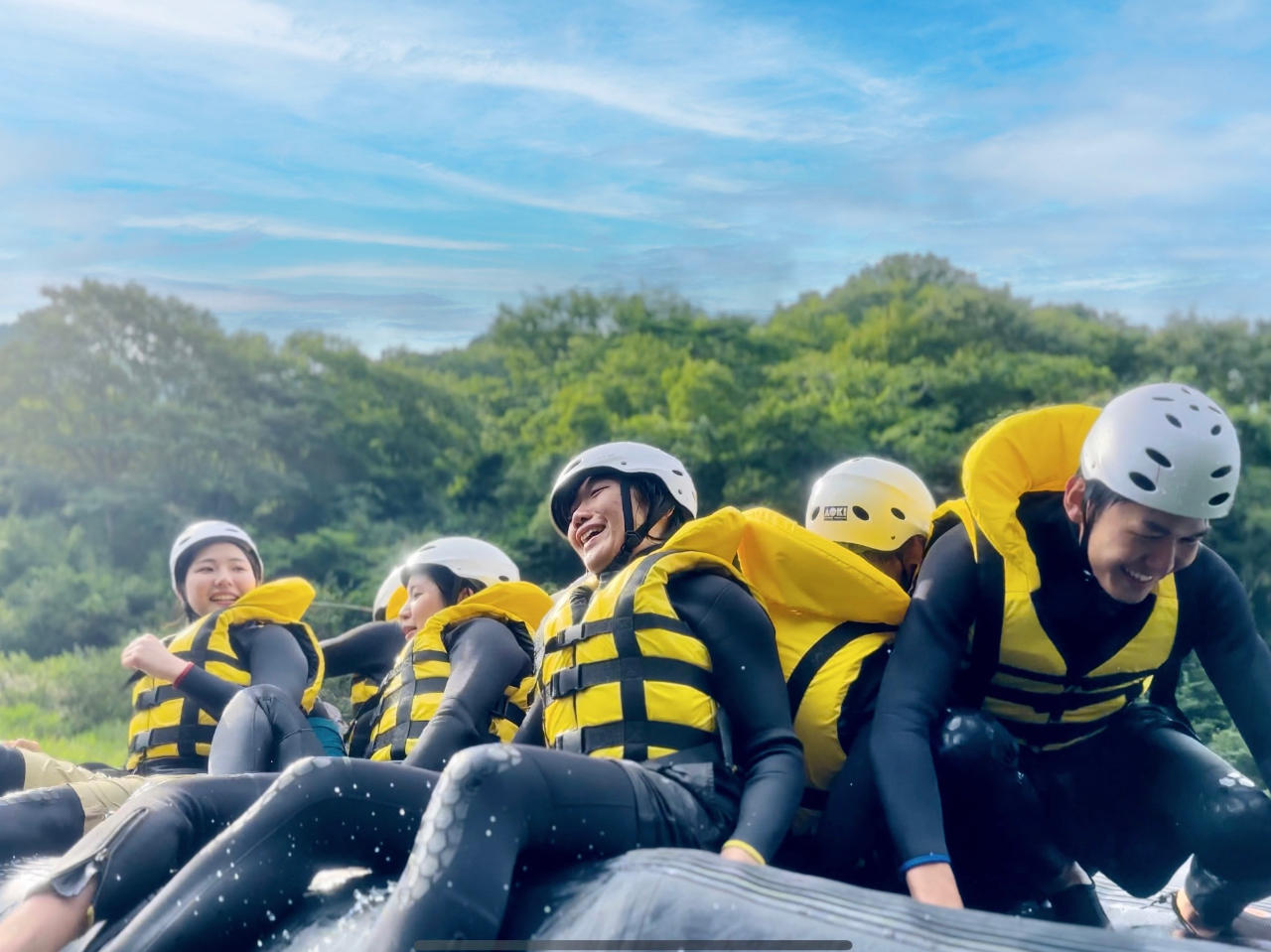 これは裏返したボートの上で落とし合いゲームをする様子です!こんな感じで色んな遊び・アクティビティを取り入れており、気づいたらチームワークが良くなっています!