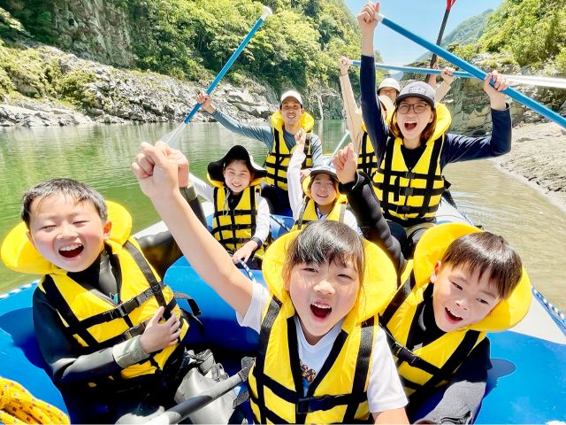 【ファミリーツアー ゴールデンウィーク開催決定!】5歳から参加できる大冒険!家族でゆっくり大自然に触れよう☆Rescue3取得ガイドが遊び・ゲームでおもてなし◎個室シャワー&パウダールーム:大歩危・小歩危ニューヤードラフティング