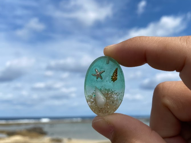 海岸に漂着した色々な物を使ったオリジナルアクセサリー作り体験♪ 環境問題も考えながら旅の思い出作りはいかがですか?