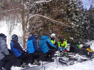 人員輸送用ソリを連結し、1台のスノーモービルに最大6名乗車可