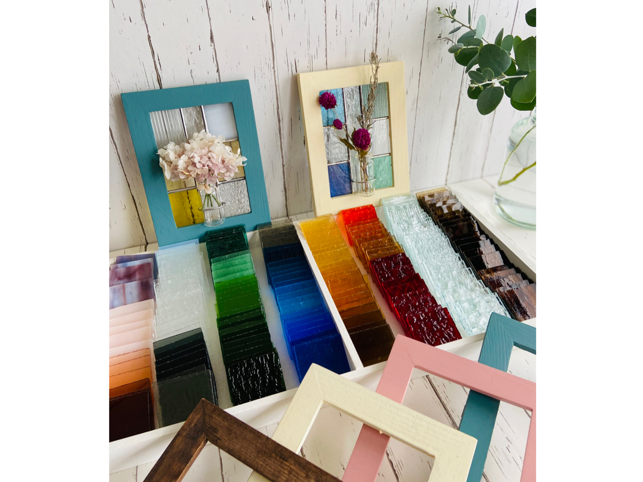 ステンドグラス(ハンドメイド) 6点おまとめ 色鉛筆、ハウス、パネル、一輪挿し ステンドグラス(ハンドメイド) 6点おまとめ 色鉛筆、ハウス、パネル