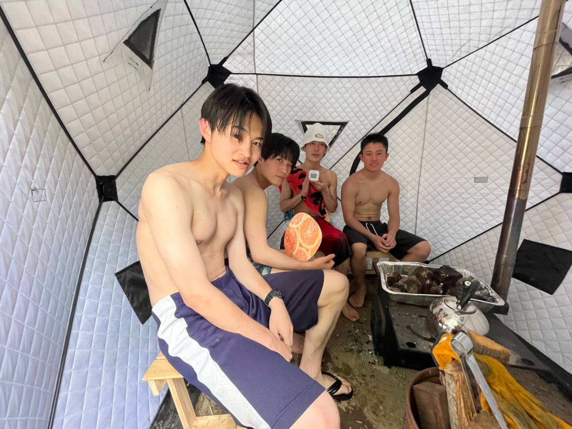 テントサウナ内には薪ストーブ。ロウリュの蒸気で体感温度が上がります。