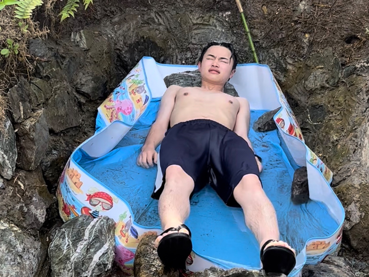 年中15℃の天然の湧水を使った小さな滝もあります。プールを使って水風呂最高!