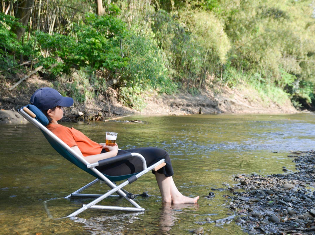 川は浅いので、イスをおいて座ると最高なんです。一度体験してみてね。