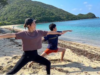 奄美の海でビーチヨガ