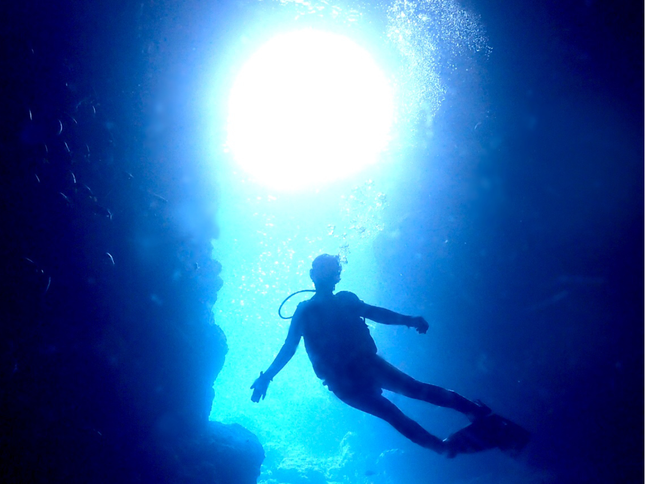 光が射し込む海はとてもきれいです。