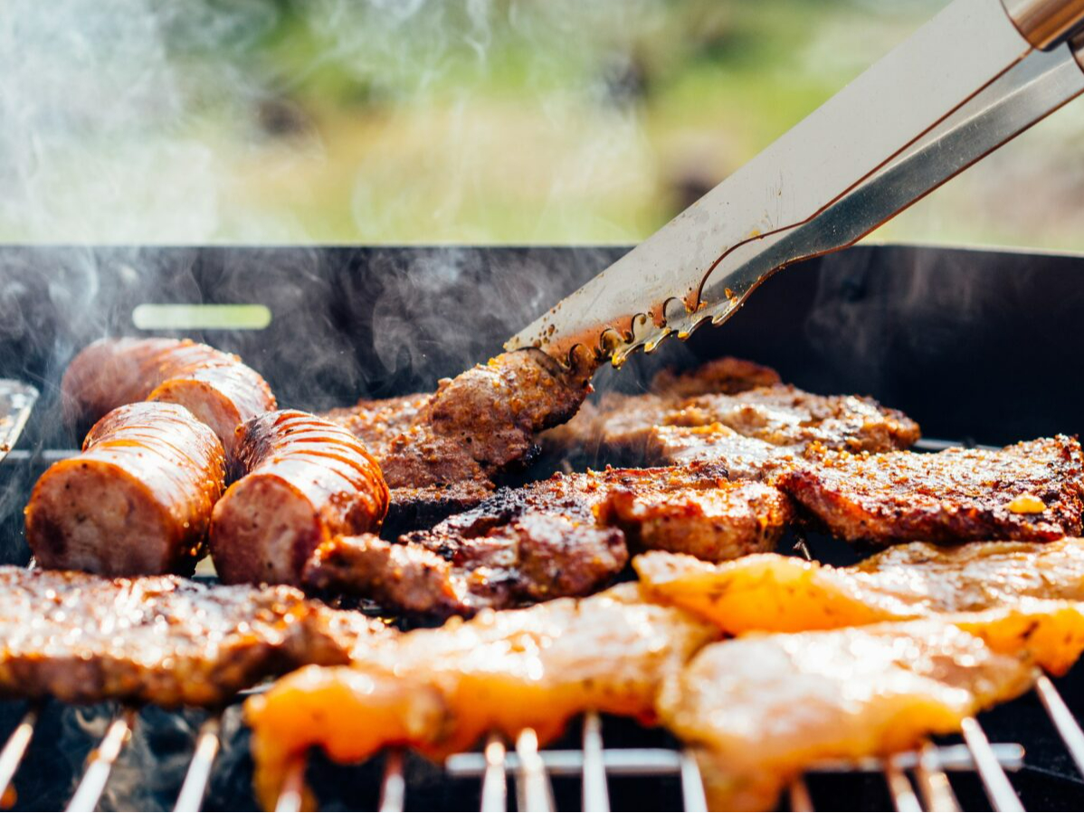 BBQ�͒n���l�C�X�̌��I���ꂽ�������g�p����D�]�I���o�[�T�C�h�̃x�[�X�ŁA�J�������y���݂Ȃ����BBQ�͊i�ʂł��B