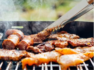 BBQは地元人気店の厳選されたお肉を使用し大好評!リバーサイドのベースで、開放感を楽しみながらのBBQは格別です。