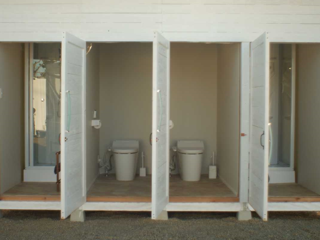 男女別で水洗トイレがございます!またシャワーもありますので快適です!