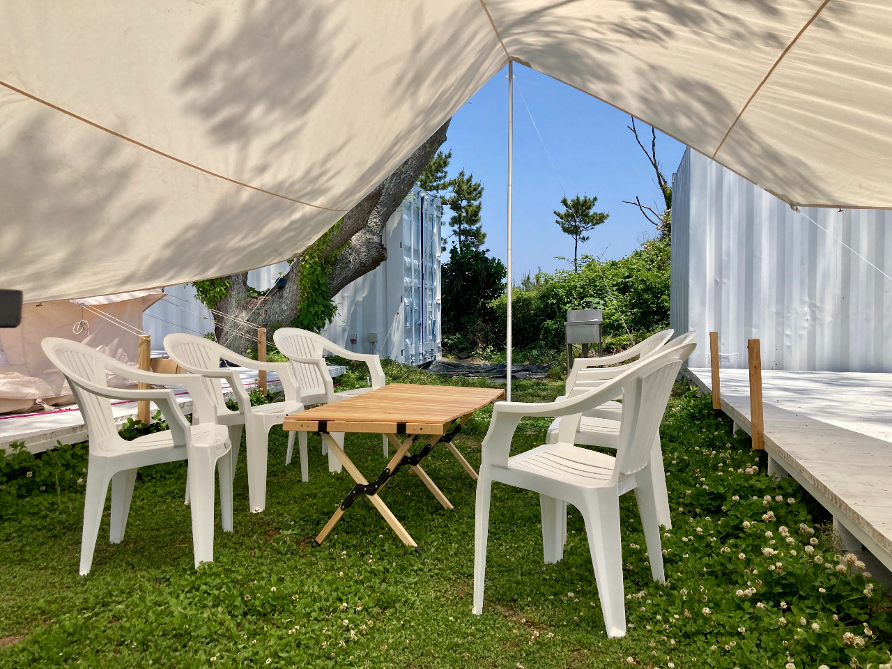 タープ、野外テーブル、アウトドアチェアをご利用できます。