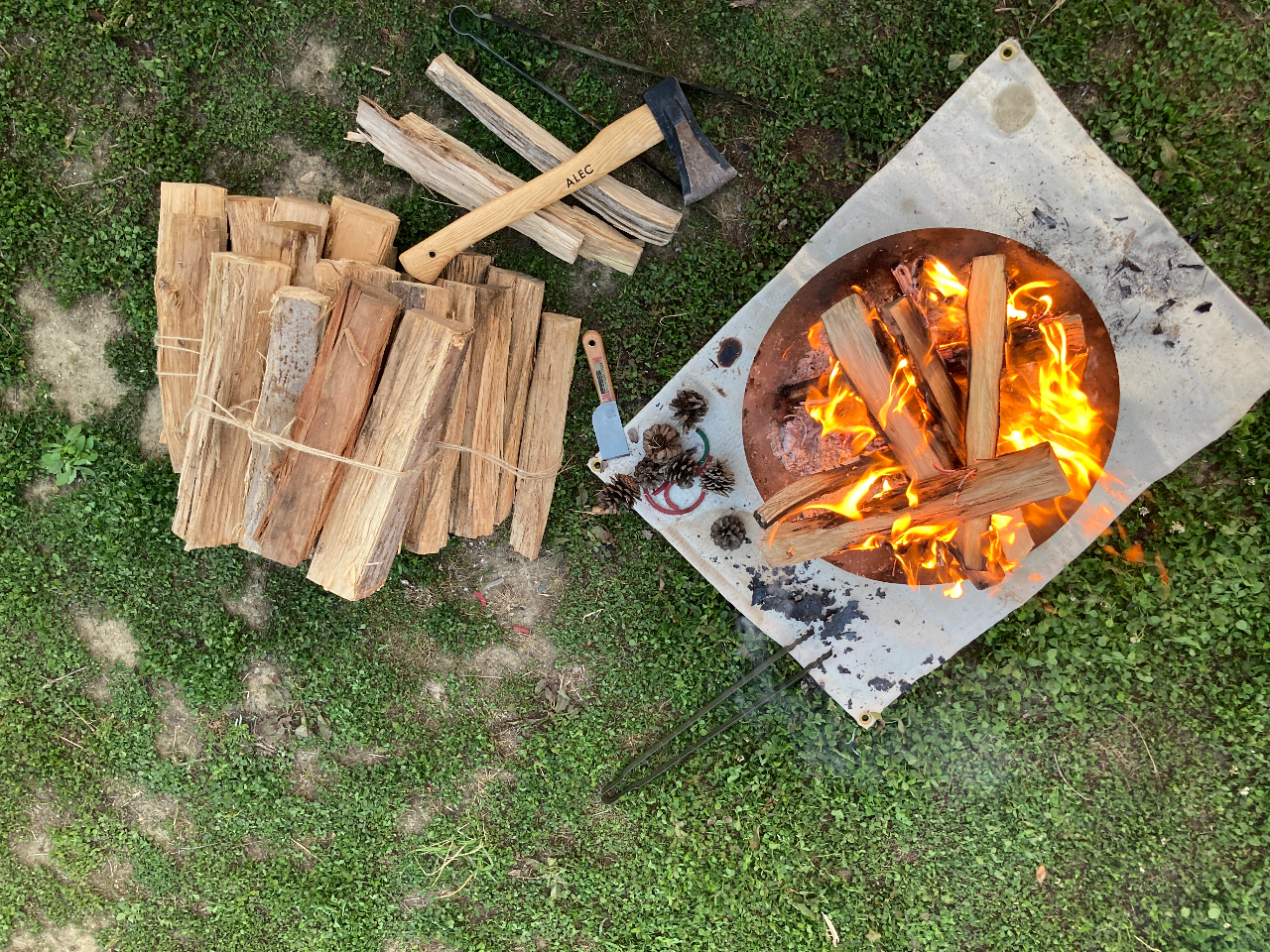 焚き火台のレンタル、薪の販売もしているので、手ぶらで来ても焚き火を楽しめます。波の音を聞きながらたき火ができます♪