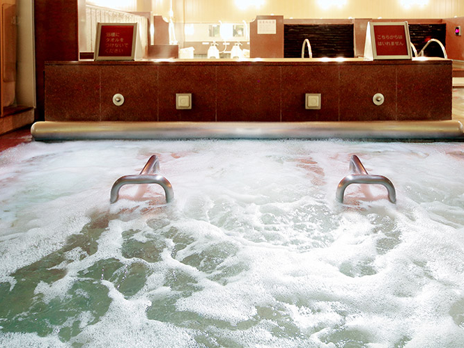 〈気流・泡流の湯〉 寝た状態で強力なジェット噴流が全身をくまなくマッサージします。