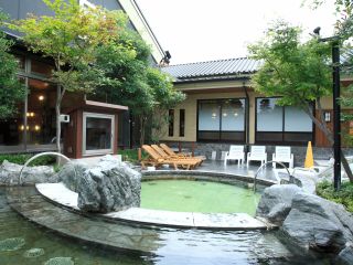 地下1,200mより湧出する源泉は、湧出量毎分143リットルのナトリウム-カルシウム塩化物泉です。神経痛・筋肉痛・痔症・冷え性・疲労回復などに効果あり♪