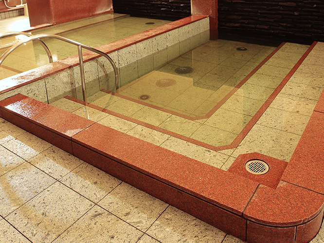 〈電気風呂〉 体に優しい低周波電流が心地よい刺激を与え、疲れや肩こり、腰痛を癒してくれます。