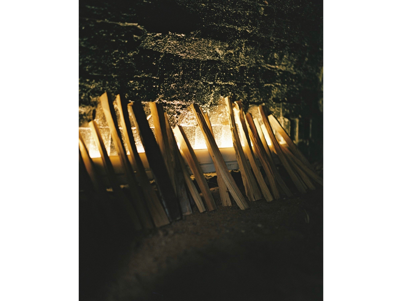 窯の中は薪の灰が溶けてガラス化してるのでキラキラしています。