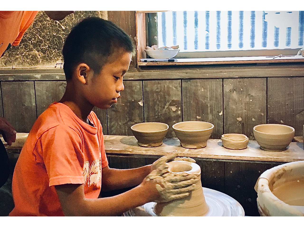 実際の作業場で唐津の粘土を使っていざ体験。