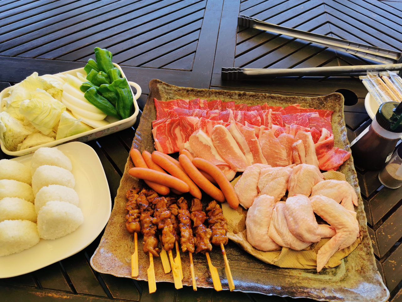 �y���v�����ΏہFBBQ�z�r�[�`�ŐH�ׂ�BBQ�̓��P�[�V���������Q�ōō��ł���4�l�O�̖ڈ��ł�