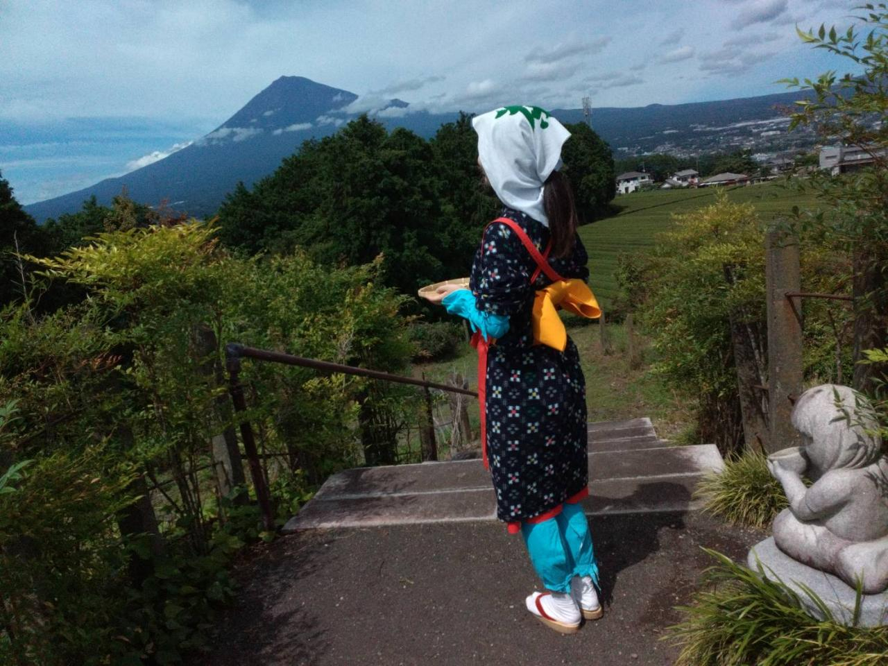 見晴らしの丘からの富士山と茶娘