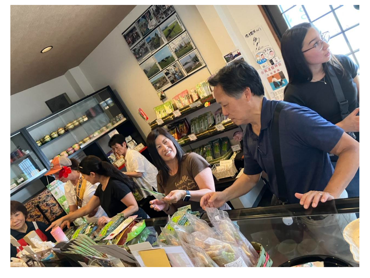 体験の後は静岡茶土産を楽しくお買い物