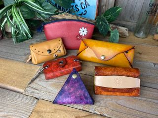 作れる物は10種類以上!手染め体験またはポーチ制作体験ができます。