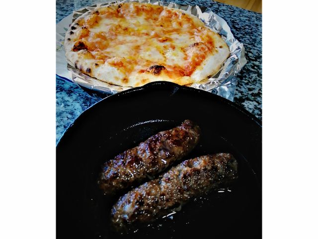 牛肉100%のピンバーグセットは、お好きなピザと組み合わせられます