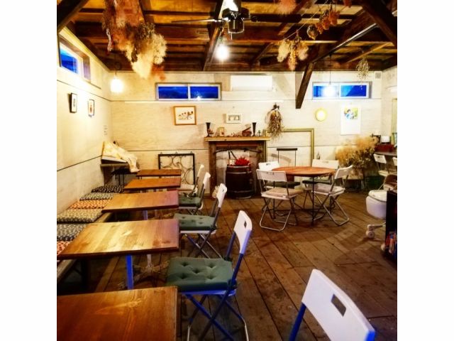 イートインスペース内 ミニアートギャラリーになっています