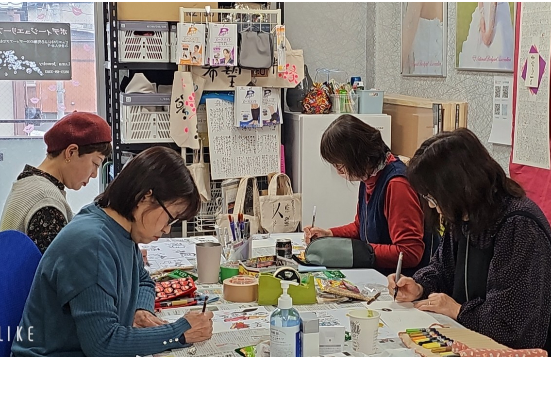 お手本を見ながら描きます