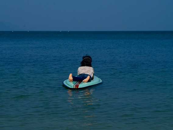 まずは腹ばいでチャレンジ!