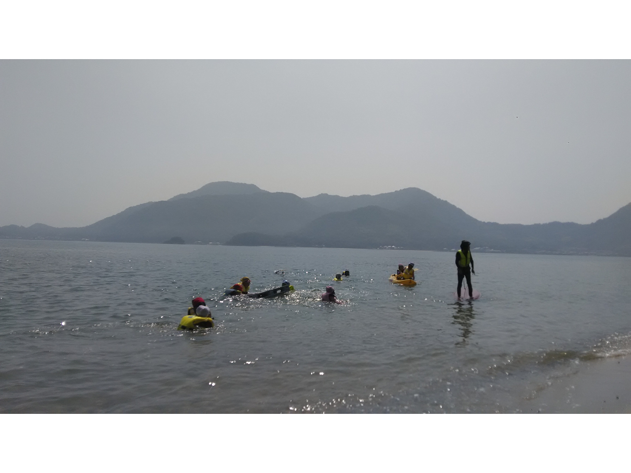 右端の人に注目