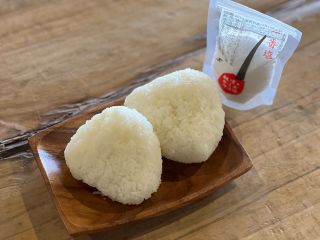 お好きなお惣菜と一緒におにぎりを食べましょう♪