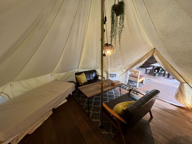 屋根付きのプライベート空間でこたつグランピングとBBQ