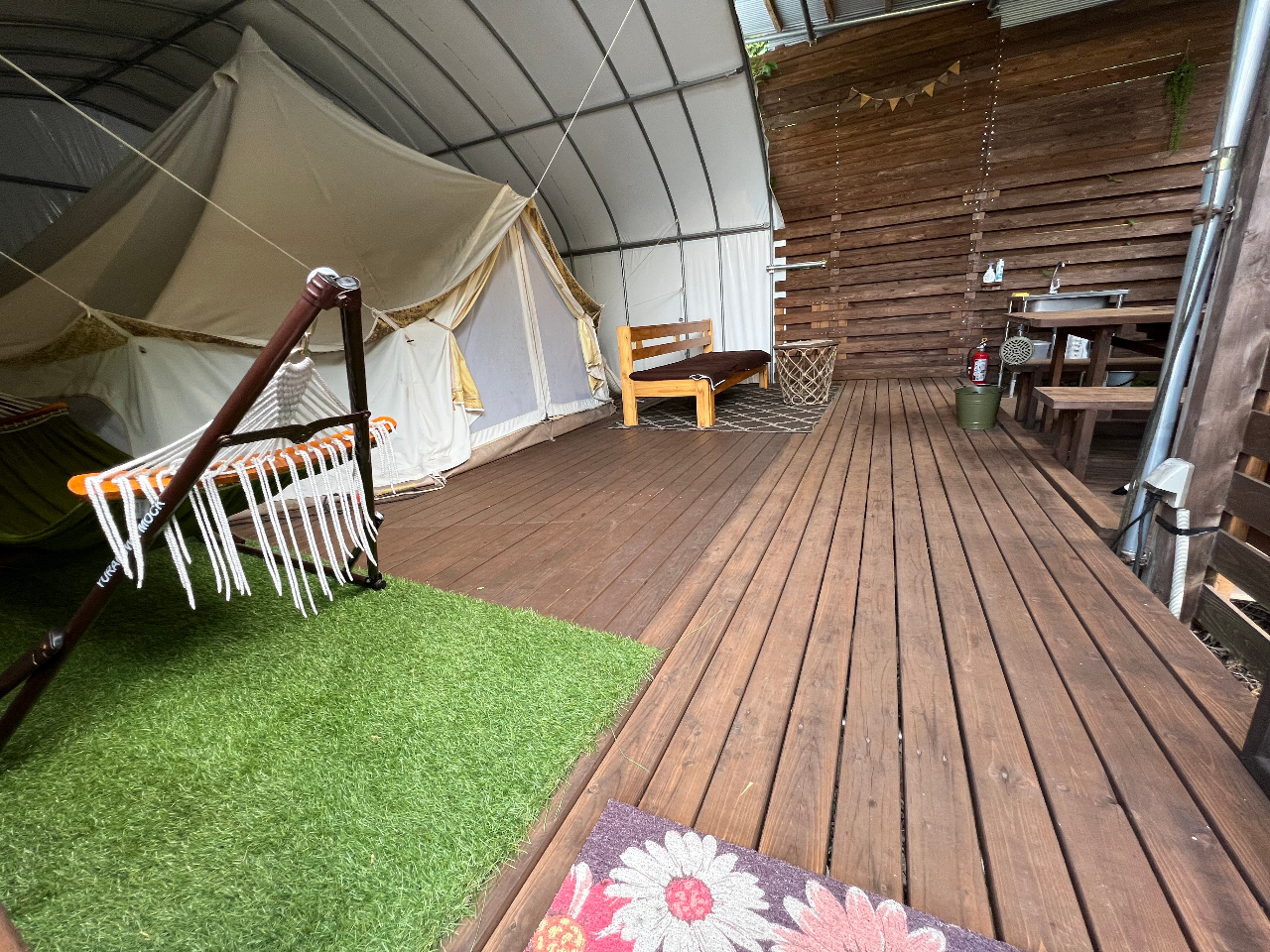 すべて屋根付きスペースにグランピング・BBQ・ソファ・ハンモックがあり、天候を気にせずくつろいでいただけます