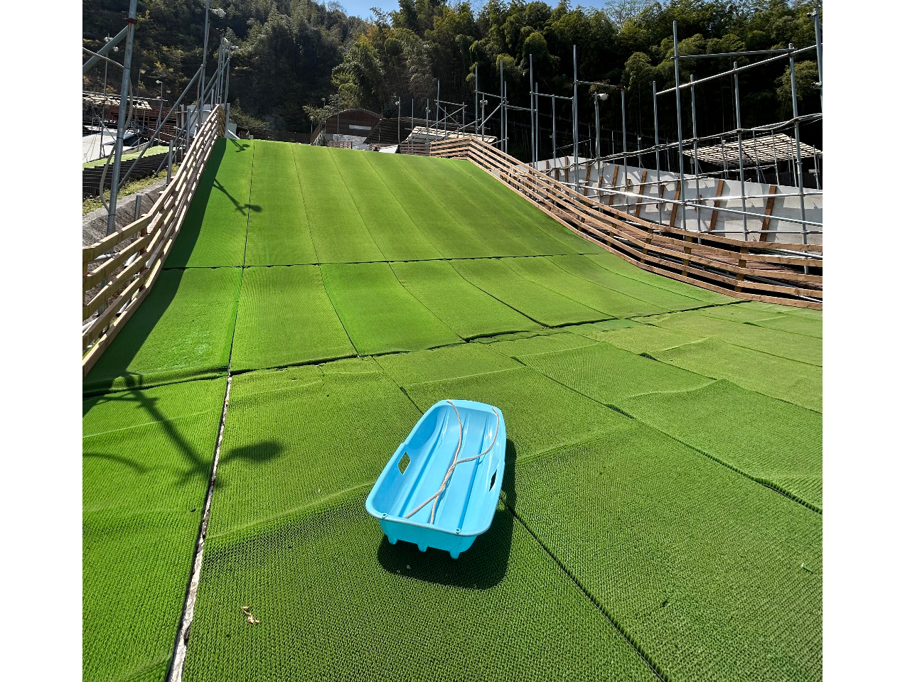 草スキー場はソリを持参すれば滑走料1時間\500   (ソリのレンタルお一つ\300)