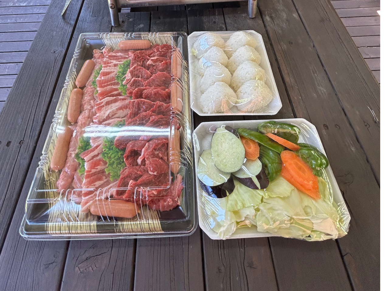 地元のお肉屋さんの国産牛、とれたて野菜、おにぎりのセットでらくちんです※写真は4人前です