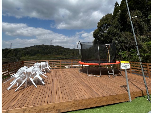 トランポリンもあります。BBQエリアにあり、お子様を遊ばせながら、BBQをたのしむことができます