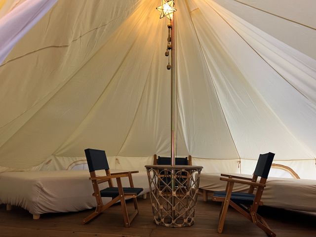 屋根付きのプライベート空間でグランピングとBBQ