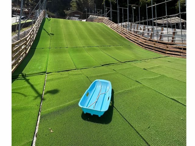草スキー場はソリを持参すれば滑走料1時間\500(ソリのレンタルお一つ\300)