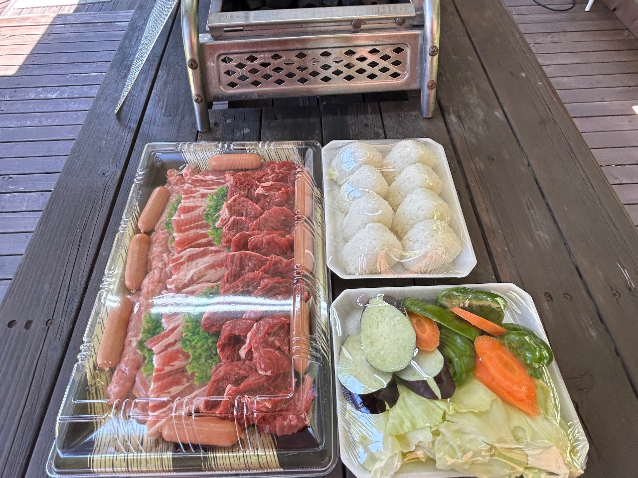 地元のお肉屋さんの国産牛、とれたて野菜、おにぎりのセットでらくちんです※写真は4人前です