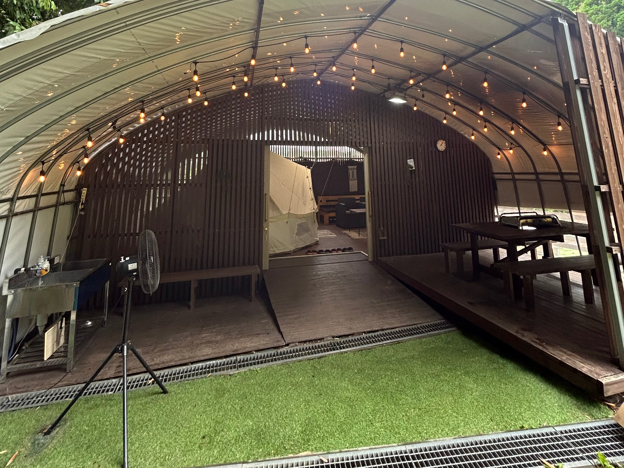 屋根付きでBBQも安心して利用できます。流し台もあるので洗い物や野菜を切ったりもできます