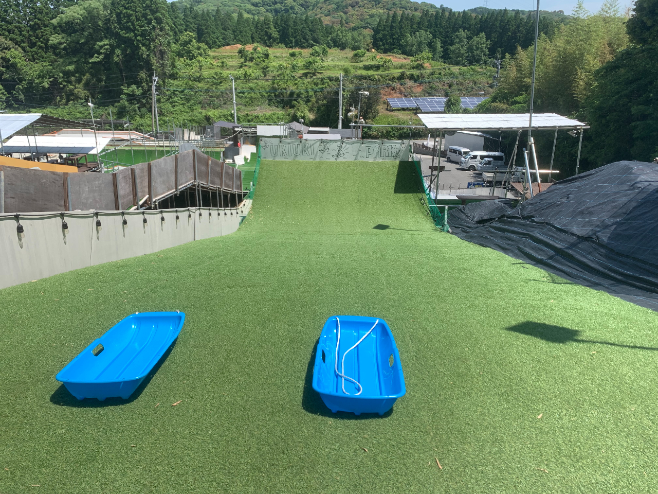 草スキー場はソリを持参すれば滑走料1時間\500(ソリのレンタルお一つ\300)