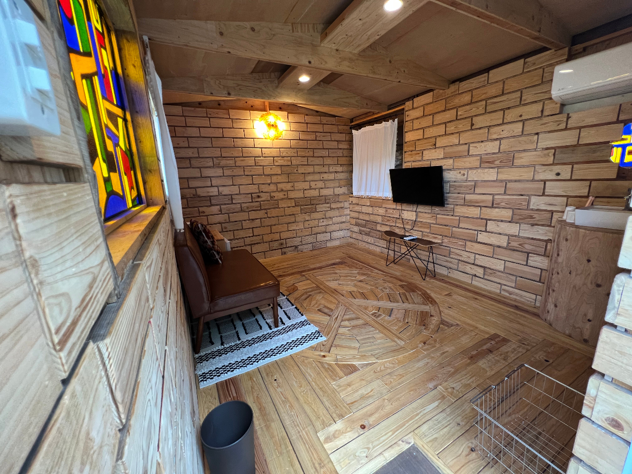 おしゃれな内装のログハウスでゆっくりできます。エアコン完備・テレビ・冷蔵庫付き!また、テレビにはファイヤースティックがついているのでYouTube等が見れます