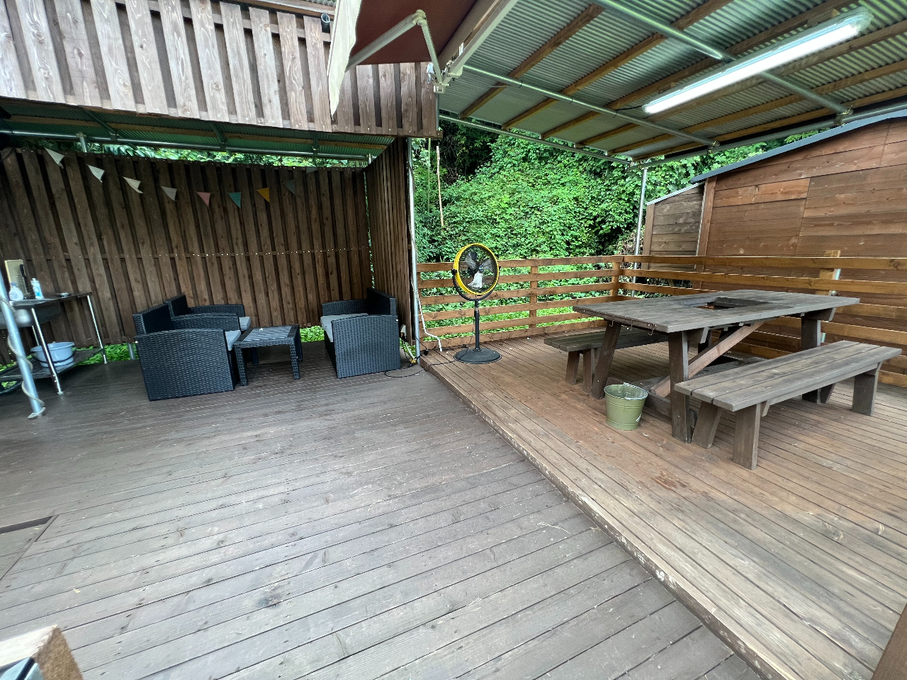 広々したウッドデッキで、大人数でもBBQを楽しめます!