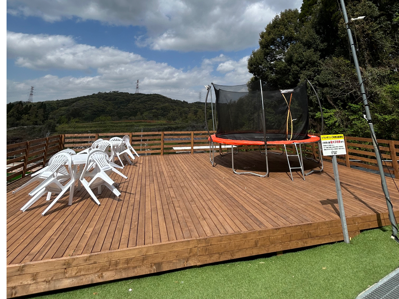 BBQエリアにはトランポリンもあり      お子様を遊ばせながらBBQを楽しむ事ができますお一人様(利用料1時間\300)