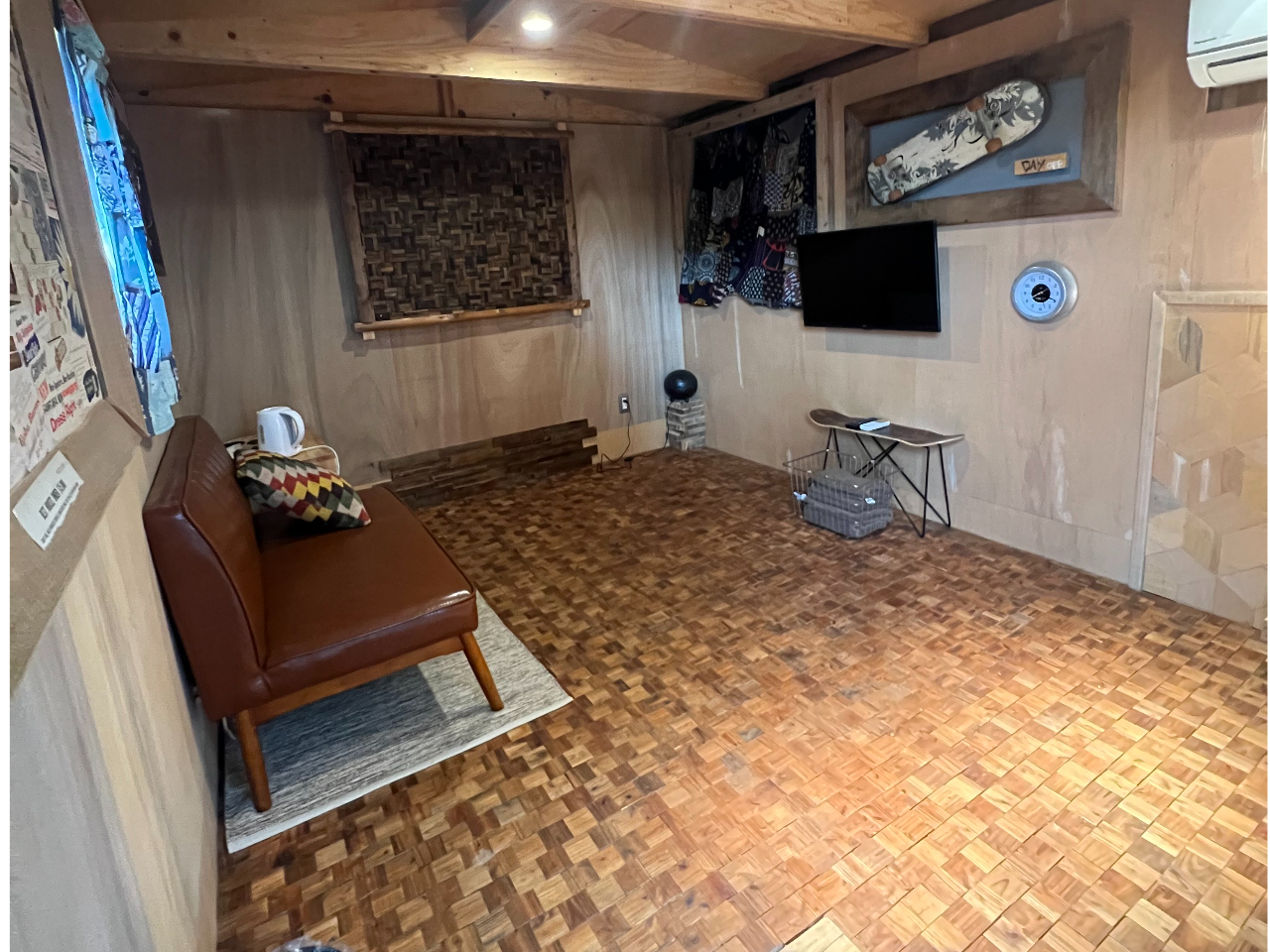 おしゃれな内装のログハウスでゆっくりできます。エアコン完備・テレビ・冷蔵庫付き!また、テレビにはファイヤースティックがついているのでYouTube等が見れます