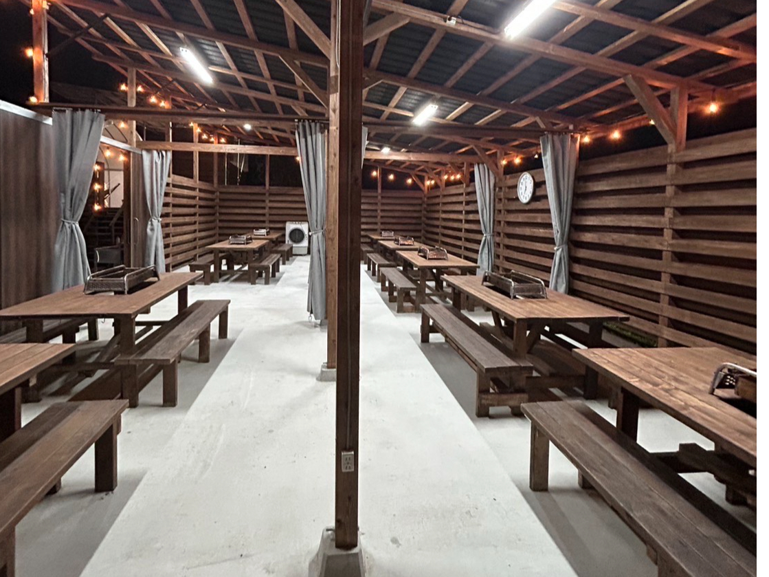屋根付き広いBBQ場